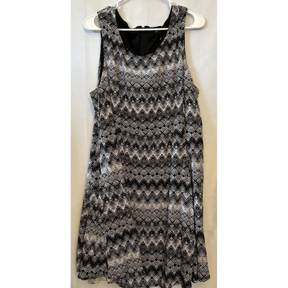 Torrid Sleeveless Black And White Geometric Fit Flare Skirt‎ Lined Rayon 20